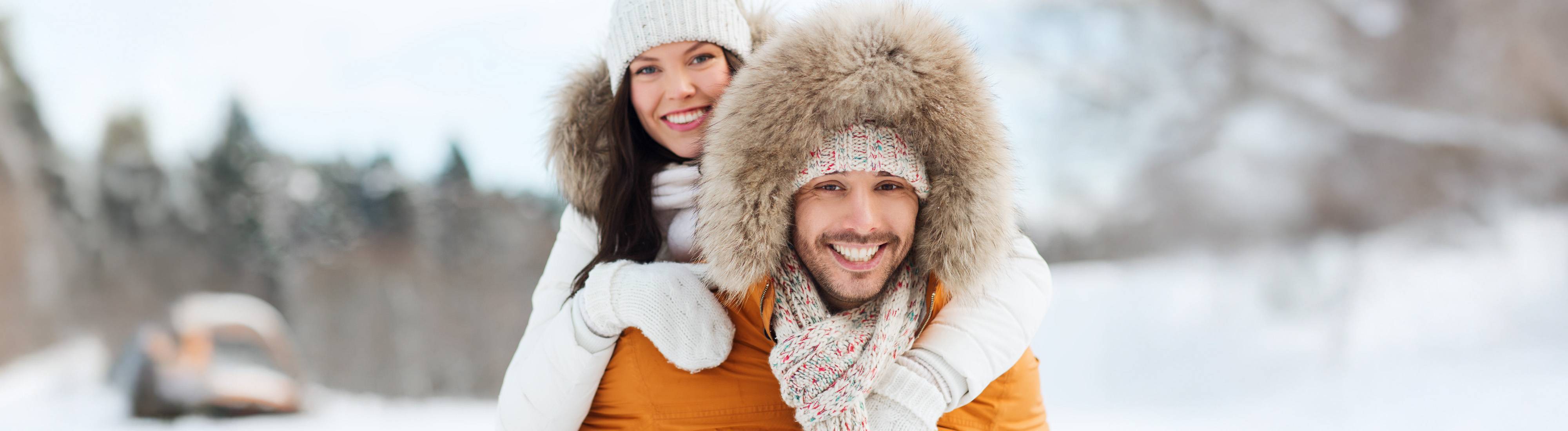 Zima nemusí být sezónou kompromisů mezi stylem a pohodlím. Správně zvolený zimní outfit vám umožní cítit se sebevědomě, pohodlně a přitom zůstat v teple. Ať už vyrážíte na pracovní pohovor, do města nebo na procházku zasněženým parkem, vrstvení a vhodné kombinace oblečení dokážou vytvořit elegantní i praktický vzhled. V tomto článku se podíváme na to, jak nosit vestu, šaty v zimním období nebo jak vhodně zvolit oblečení pro formálnější příležitosti. Inspirujte se našimi tipy a užijte si zimu naplno! Jak vyt